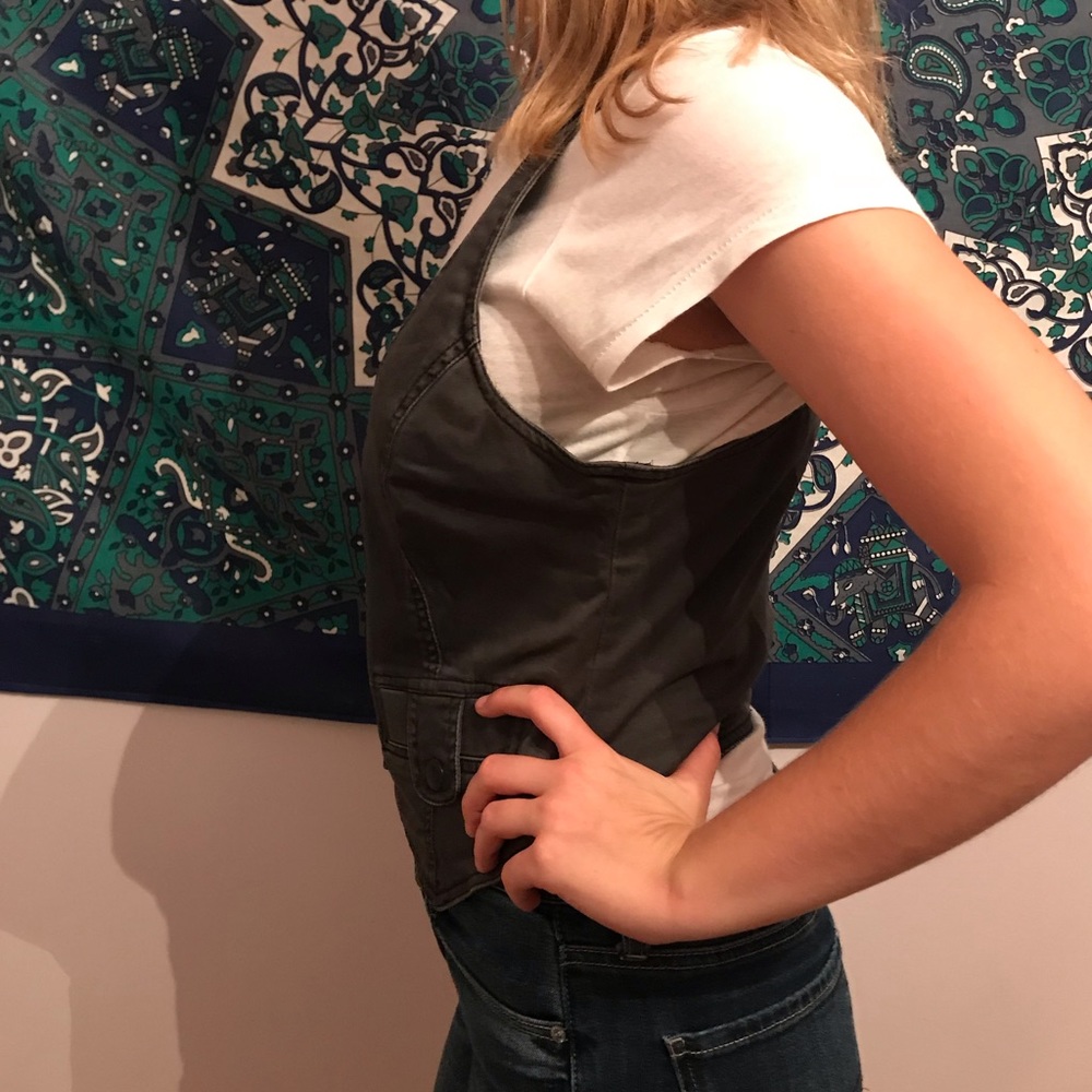 Grey vest - Picture 2 of 3